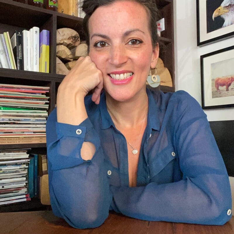 Stephanie, a young woman with EGFR lung cancer from Spain, smiles in a close up photo.