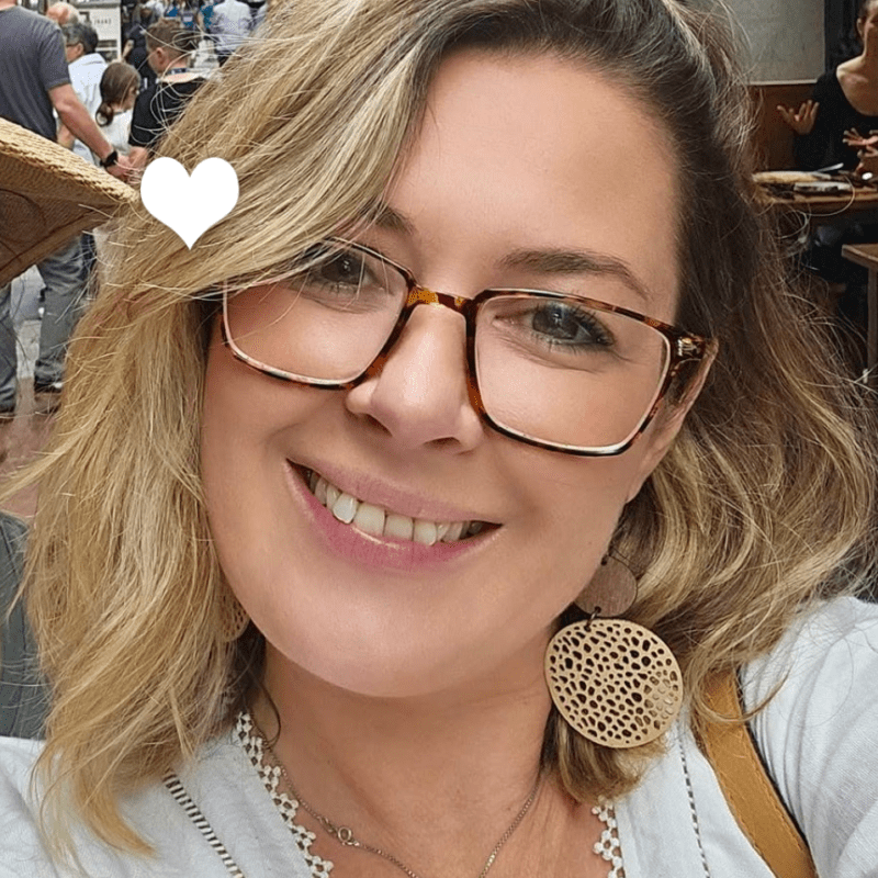 Robyn, smiling, diagnosed with lung cancer at 39 in the United Kingdom. In loving memory.