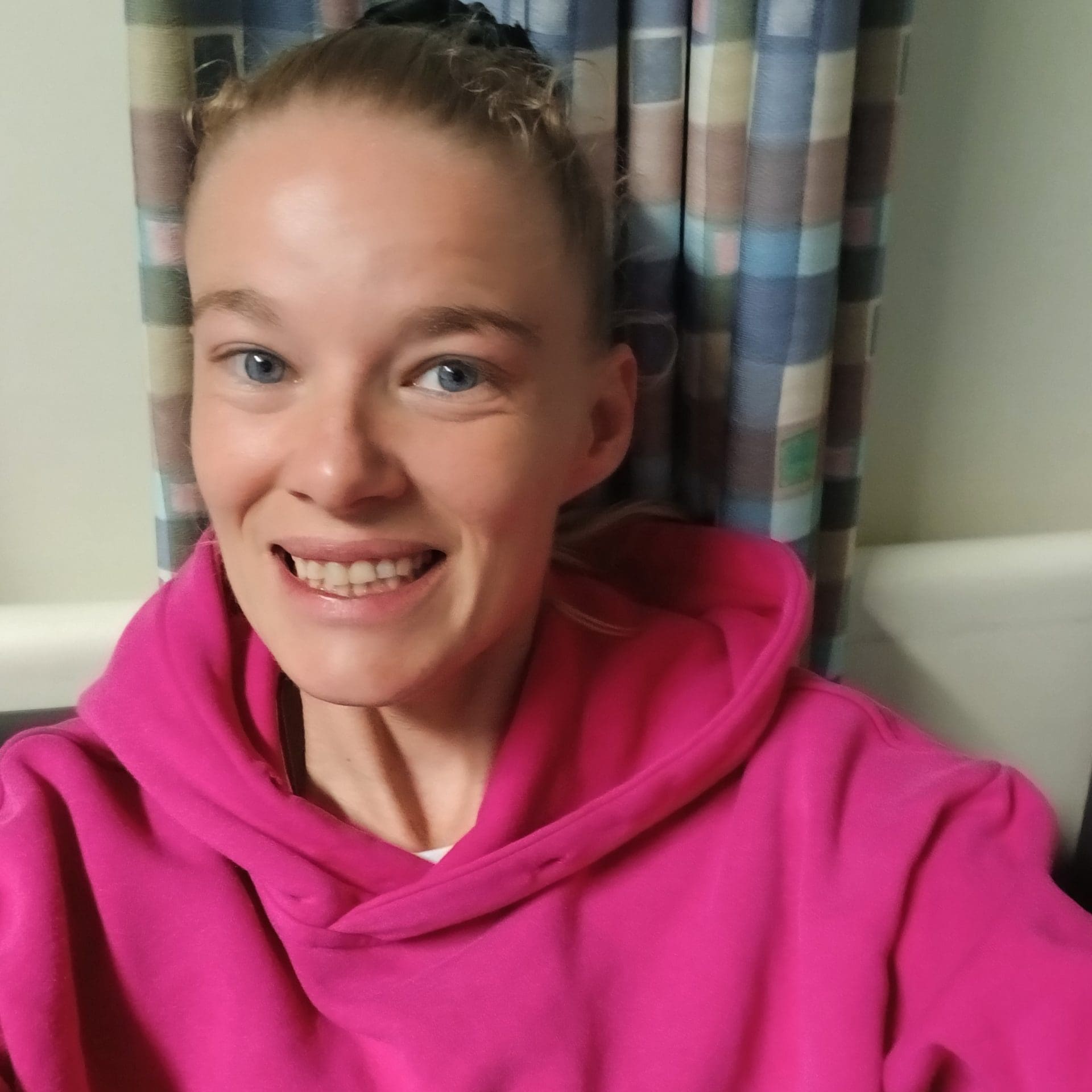 Sammy, a young woman from New Zealand with lung cancer, smiling.