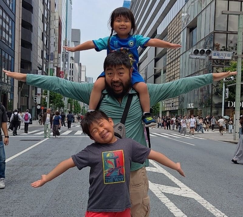 Tom, a lung cancer patient, with his two young children.