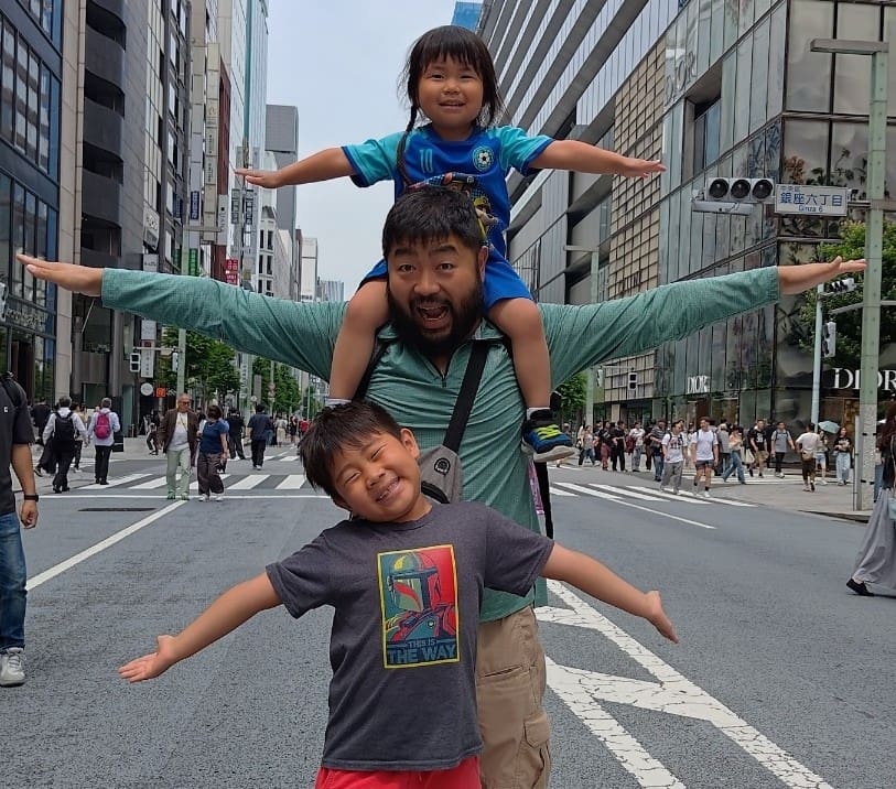 Tom, a lung cancer patient, with his two young children.