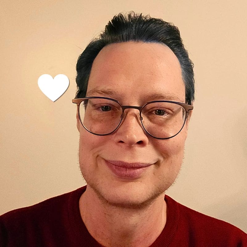 Byron, a young lung cancer patient from Nebraska diagnosed at 38, wearing glasses