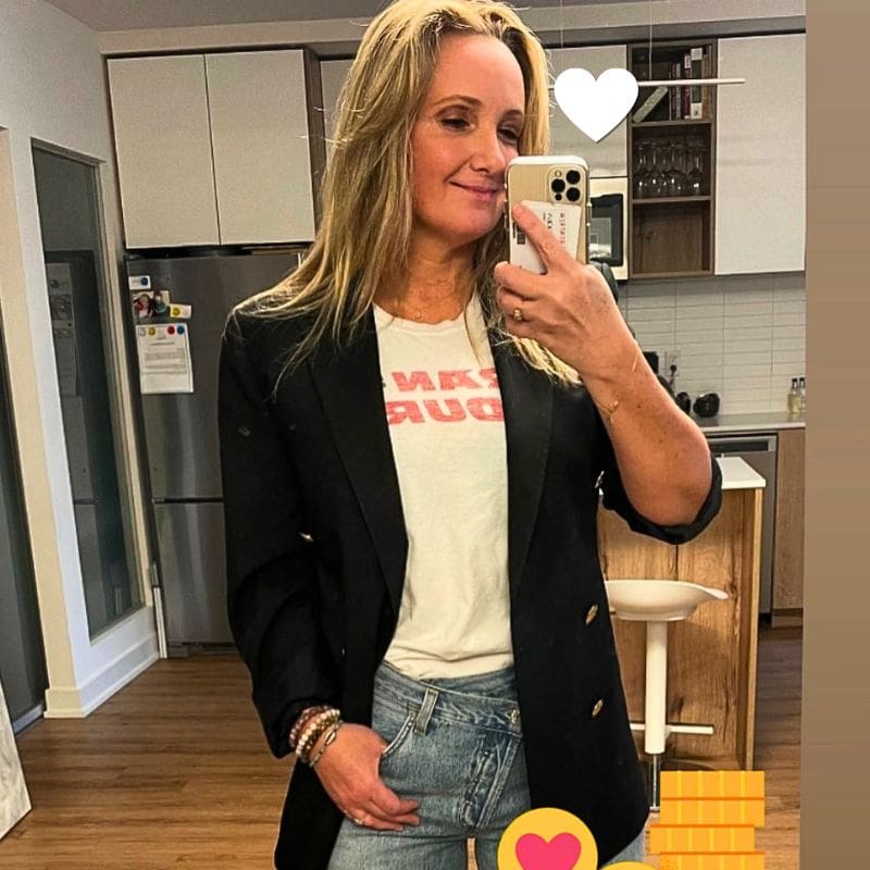Caroline Young, a young lung cancer patient, smiling in a mirror selfie.